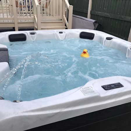 Hot Tub Accommodation North Wales Lodge Rhyl Dış mekan fotoğraf